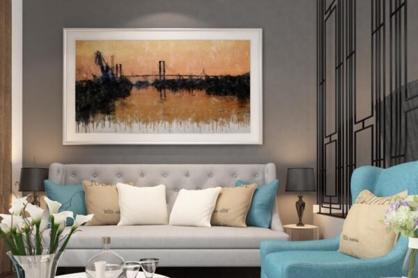 Cuadro moderno de Sevilla con el puerto al atardecer, reflejos sobre el agua y siluetas industriales recortadas contra un cielo cálido. Arte en Sevilla